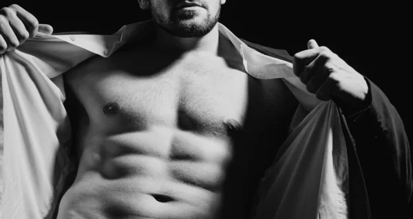 裸の男と夜のスーツ 筋肉質の男の裸の胴 6パックのAbs樹脂製のハンサムな筋肉の男 クラシックスタイル — ストック写真