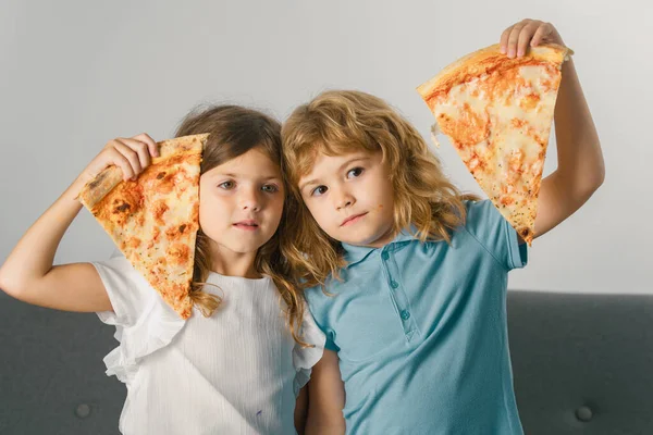 Vtipné Děti Jedí Pizzu Roztomilé Děti Drží Pizzu Kousek Obličeje — Stock fotografie