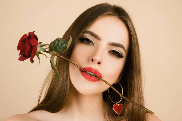 Zbliżenie Świeżej Twarzy Dziewczyny Brunetka Czerwoną Różą Piękna Dziewczyna Kwiatami — Zdjęcie stockowe