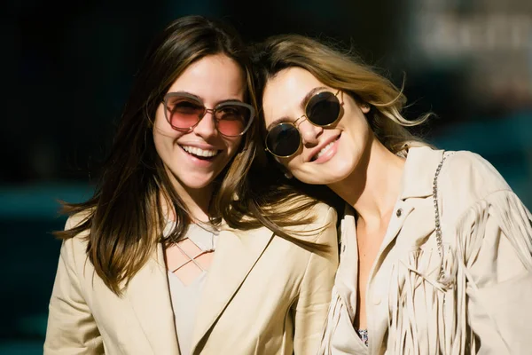 Retrato Duas Mulheres Rindo Meninas Amigos Óculos Sol Livre — Fotografia de Stock