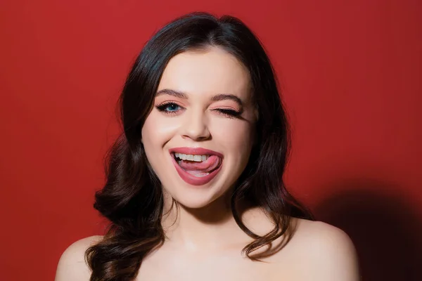 Schöne Sinnliche Frau Mode Modell Zunge Lecken Lippen Sexy Weiblich — Stockfoto