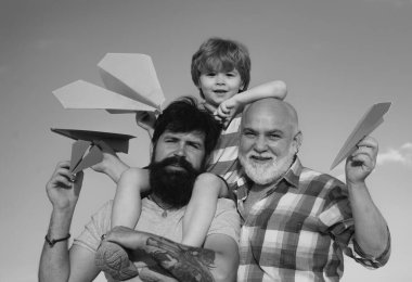 Erkek nesli. Baba oğul büyükbabayla mutlu bir aile..