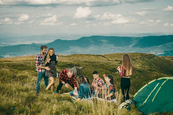アドベンチャー旅行ハイキングや観光の人々の概念 田舎のハイキング 夏休みの学生 — ストック写真