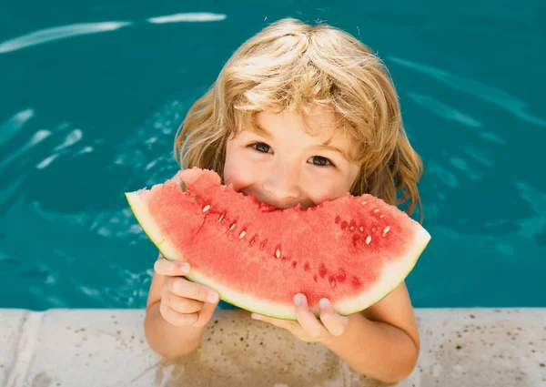 Barn Med Vattenmelon Poolen Barn Äter Sommarfrukt Utomhus Banner För — Stockfoto