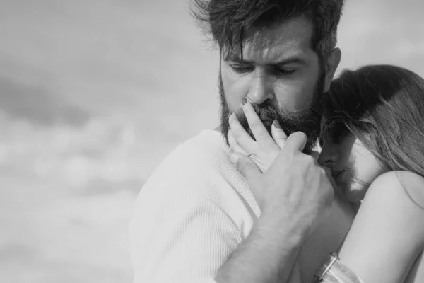 Lidenskapelig Mann Kysser Vakker Kvinne Med Begjær Retro Par Lykkelig – stockfoto