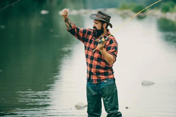 男人拿着钓竿 渔夫在外面的河水里钓鱼 暑期钓鱼业余爱好 — 图库照片
