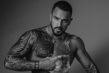 Erkek cilt için en iyi kabarcık köpük temizleyici. Kaslı gövde üzerinde sabun kabarcıkları ile güçlü latino adam. Atletik göğüs köpük kabarcıkları ile İspanyol adam uygun. Köpük banyosu keyfi.