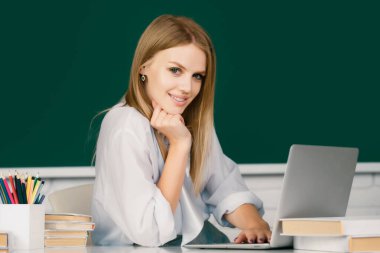 Lise öğrencisi sınıfta İngilizce ya da matematik öğreniyor. Güzel beyaz kız öğrenci üniversitede uzaktan öğrenim görüyor. Uzaktan öğrenim, online eğitim.