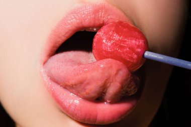 Lolipop yalayan bir kadın, sanat afişi, lolipoplu kırmızı dudaklar. Lolli pop ile seksi kırmızı kadın ağzı ve dili. Tasarım için resim baskısı