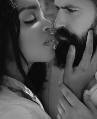 Erkek arkadaş ve kız arkadaş arkada. Genç ve seksi çift, yaklaşın. Aşk ve güven