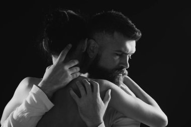 Tutkulu bir şekilde bağlanıyor. Aşık şehvetli bir çift. Bir çift sakallı adam ve seksi kadın. Aile çifti şefkatle sarılıyor. Erotik çift cinsel deneyimden zevk alıyor, kopyalama alanı.