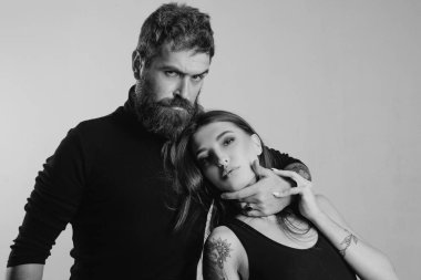 Vahşi sakallı adam ve dövmeli kadın. Kuaför ve berber dükkanı. Dövme salonu. Erkek sakalı bakımı. Hipster adam ve seksi kız. İlişki. Moda çifti. Birbirine aşık çiftler. vahşi insanlar..