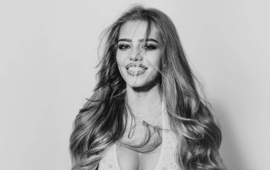 Güzel kız muhteşem göğüslerini sutyenle gösteriyor. Güzel, zarif bir kadının moda sanat stüdyosu portresi. Moda sutyeninin içinde şehvetli bir güzellik modeli. Dişi güzel göğüsler.