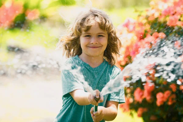 Niño Jugando Jardín Vierte Manguera Hace Una Lluvia Concepto Infancia —  Fotos de Stock
