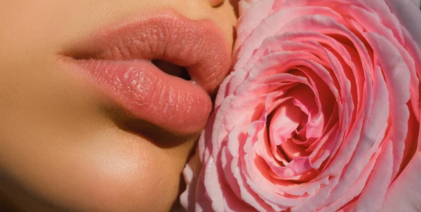 Vackra Kvinnoläppar Med Ros Närbild Sexig Kvinna Naturliga Läppar Och — Stockfoto