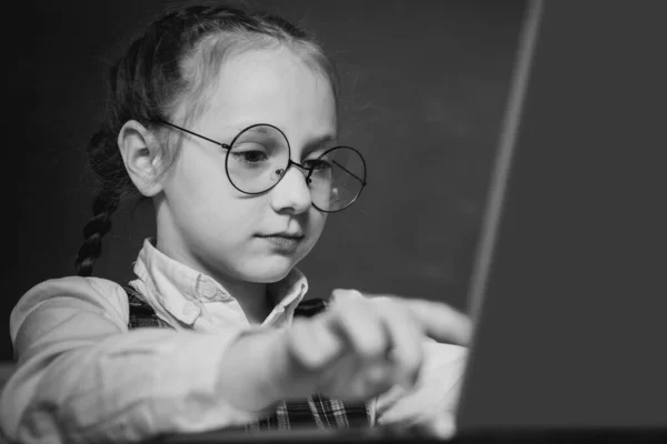 Leerling Werkt Aan Laptop Computer Schoolbord Achtergrond Kind Buurt Van — Stockfoto