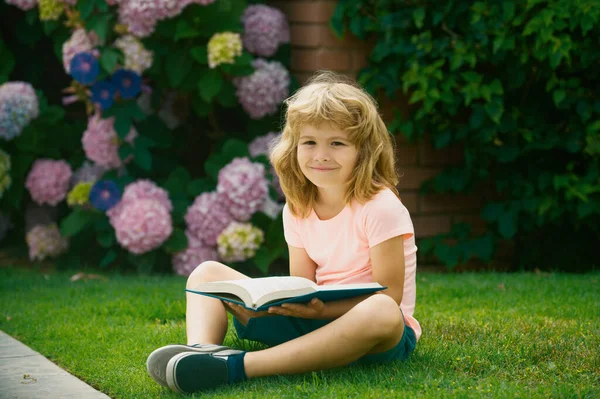 Junge Liest Ein Buch Das Auf Gras Liegt Nettes Kleines — Stockfoto