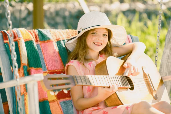 Gitar Çalan Küçük Bir Çocuk Moda Kızı Çocuk Müzik Gitar — Stok fotoğraf