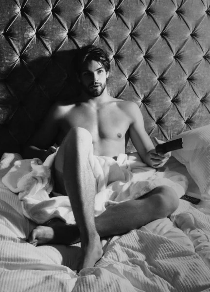 ベッドの男 裸セクシー男性モデル男ありますのみでベッドルーム — ストック写真
