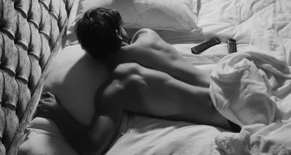 床上性感的男人 赤身裸体 肌肉发达 无袖性感肌肉男模独自躺在卧室里 — 图库照片