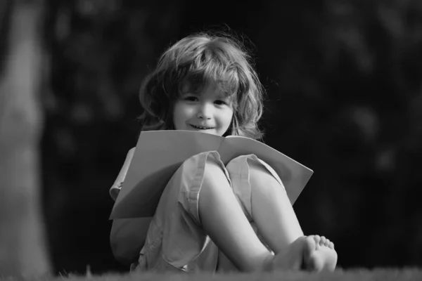 Distanzkinder Lernen Mit Bleistift Das Schreiben Einem Buch Kind Lernt — Stockfoto
