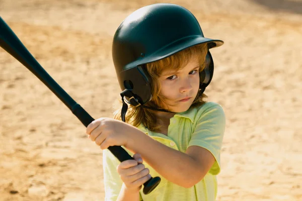 Chłopiec Kasku Baseballowym Kiju Bejsbolowym Gotowy Uderzenia — Zdjęcie stockowe