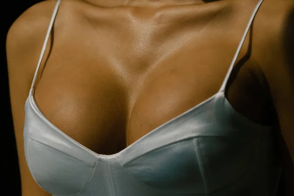 女人的身体胸围模特性感的女人女人的体型白色胸罩中的乳房整形手术后的女性 — 图库照片