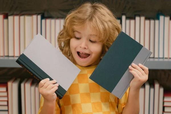 Schüler Lesen Buch Wissens Und Bildungsschulkonzept Schüler Lesen Buch Bibliothek — Stockfoto