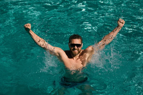 プールリゾート プールで幸せな男 夏休みだ 水泳プールでリラックスしたサングラスの男 — ストック写真