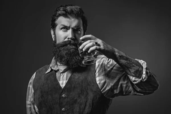 Whiskey Modischer Mann Weißem Hemd Und Hosenträgern Konzept Für Luxusgetränke — Stockfoto
