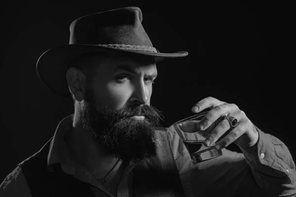 留着胡须和胡须的嬉皮士在工作日后喝酒精 欢快的胡子男子正在喝昂贵的威士忌 — 图库照片