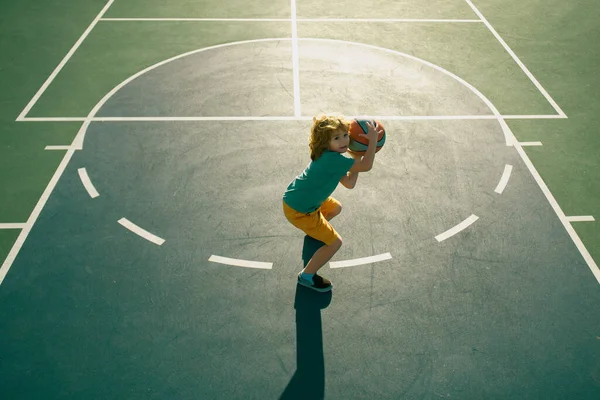 Úhel Pohledu Vrcholu Chlapce Chlapce Který Hraje Basketbal Hřišti — Stock fotografie