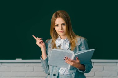 Lise öğrencisi İngilizce ya da sınıfta matematik öğreniyor, kitap okuyor.