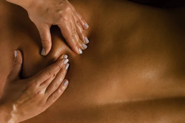 Mãos Mulher Massagem Close Fisioterapeuta Massageando Ombro Pescoço Atleta Masculino — Fotografia de Stock