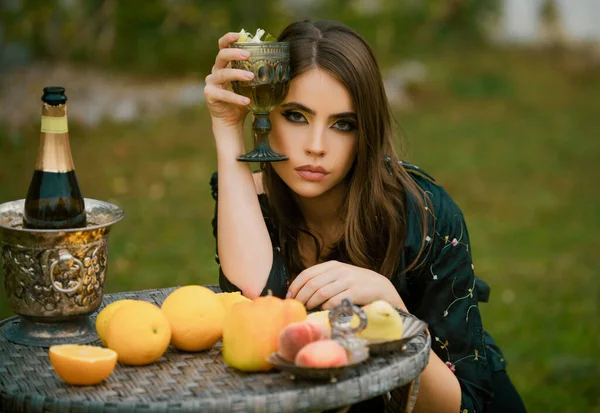 一个性感的年轻女人 带着蔬菜和水果 在户外端着酒杯喝酒 — 图库照片