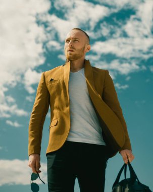 Sıradan bir genç adam gökyüzüne bakmadan durur.