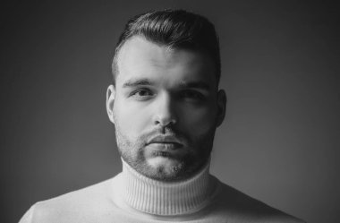 Adam traşsız maço yakın yüz. Berber dükkanı konsepti. Acımasız kıl. Yakışıklı traşsız adam. Erkeklik ve güzellik. Iyi bakımlı traşsız adam şık bir görünüm. Kırpma kılı. Saç modeli berber.