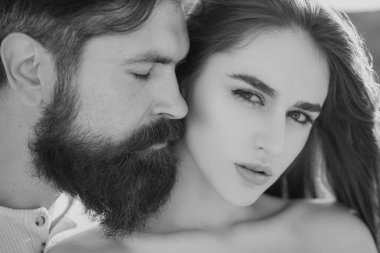 Birbirinizi öpün. Şefkat ve samimiyetin tadını çıkarın. Duygusal çift samimiyetten zevk alıyor. Şefkat ve samimiyet. Mutlu aşıklar için mahrem anlar