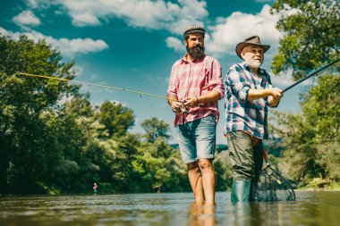 Erkeklerin hobisi ve eğlencesi. Balıkçılar başarılı bir şekilde balık yakalar. Fisher emekliliği. Balıkçı oltasıyla takım elbiseli emekli bir işadamı. Erkek arkadaşlığı. Dedem ve Drandson balık tutuyor.