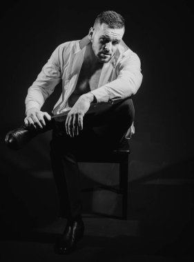 Whit gömlekli yakışıklı genç iş adamı.