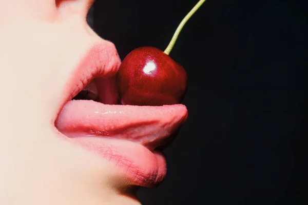 樱桃在女人嘴里 性感的舌头 女人唇上的樱桃舌头舔樱桃 — 图库照片