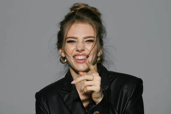 Ler Kvinnen Med Pekefingeren Portrett Smilende Jente Jublende Ung Jente – stockfoto