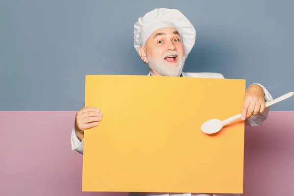 Aufgeregt Zeigt Chefkoch Mit Kochmütze Den Kochlöffel Auf Die Speisekarte — Stockfoto