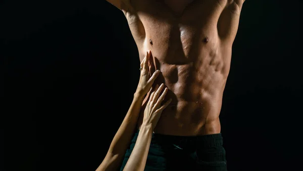 Сексуальна Чоловіча Модель Жіночою Рукою Ідеальні Відсутні Плечі Трипси Груди — стокове фото