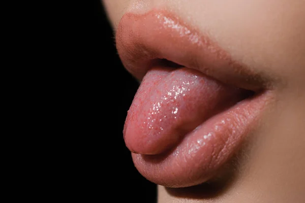 赤い唇 口と舌のアイコン 開かれた口のポスターとバナー クローズアップの女性の唇をなめる 女性セクシー口とともに舌 — ストック写真