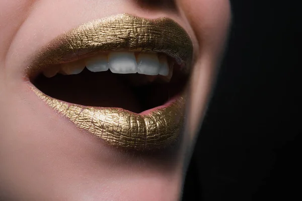 Lachende Lippen Close Sexy Mooie Vrouwelijke Gouden Lippen Geïsoleerd Gouden — Stockfoto