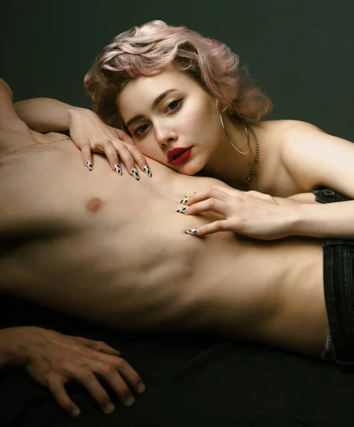 Heerlijk Stel Dat Poseert Bed Intimiteit Sensueel Concept — Stockfoto
