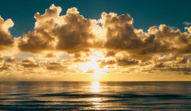 Denizde gün batımı. Yaz denizi olan doğa duvar kâğıdı. Su deniz dokusu. Tropikal denizde sakin bir gün doğumu. Okyanus arkaplan deseni