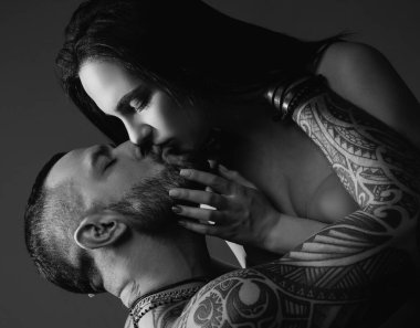 Sevgililer Günü. Sevgililer Günü çifti aşık. Mutlu çift eğleniyor ve Sevgililer Günü 'nü kutluyor.