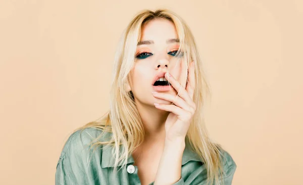 Porträtt Ung Kvinna Sensuellt Blont Kvinnligt Modellporträtt Ung Skönhet Kvinna — Stockfoto